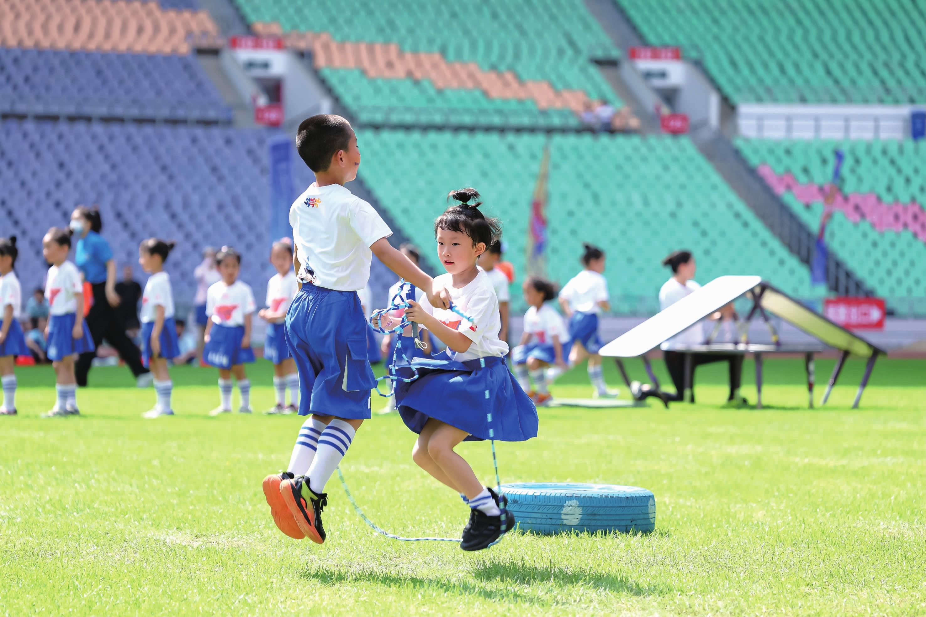 杜兰特遭包夹分球 芬尼·史密斯三分得手